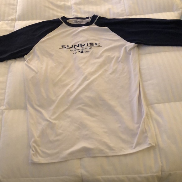 A blue and white sun shirt - Picture 4 of 5